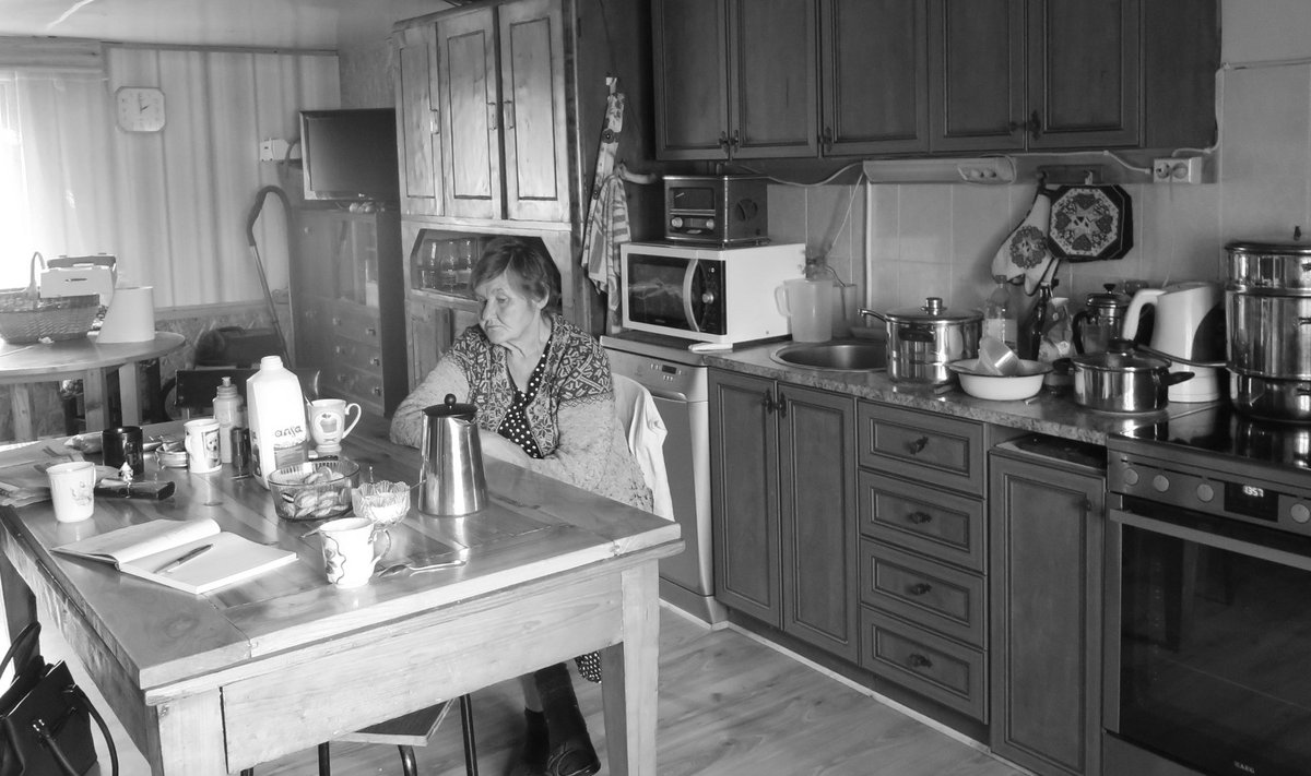 Raba talu perenaine Mai Roosileht oma talu köögis. 25 aasta eest, kui Olev Anton talus elas, oli siin karjaköök.