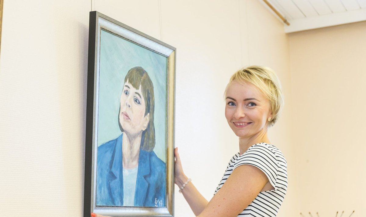 Tartu rahvaülikooli turundusjuht Kaisa Hansson maalimisõpingutel valminud president Kersti Kaljulaidi portreega