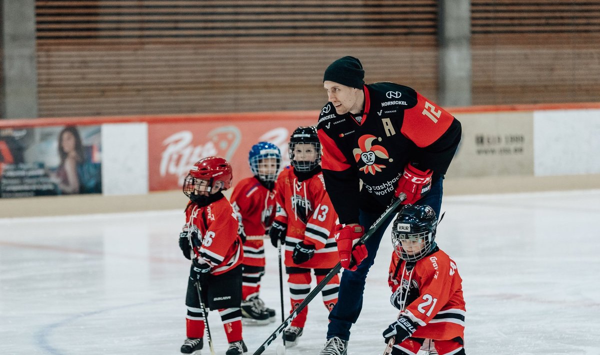 Maailmameister Marko Anttila naudib jääl laste seltskonda.
