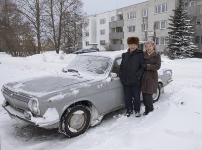 Aleksander ja Tatjana Jõhvi linnas jätkuvalt sõidukorras Volgaga, mille 1980ndail kinkis tubli töö eest toonane valitsusjuht Valter Klauson isiklikult.