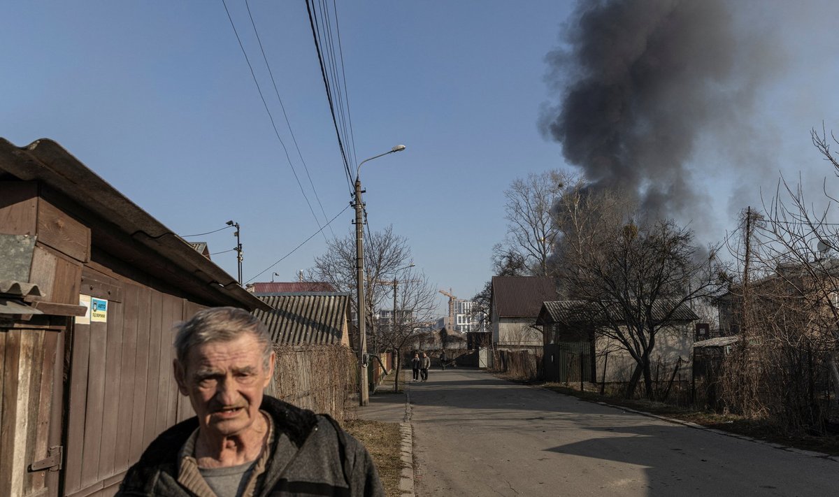 Kolmapäev Kiievi äärelinnas. Põlevad hooned tossavad, tänavad on inimestest peaaegu tühjad.