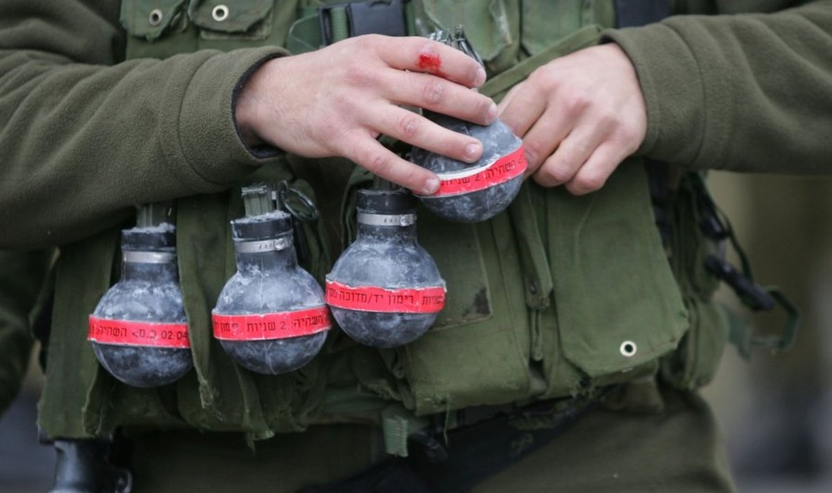 Iisraeli sõdur granaatidega