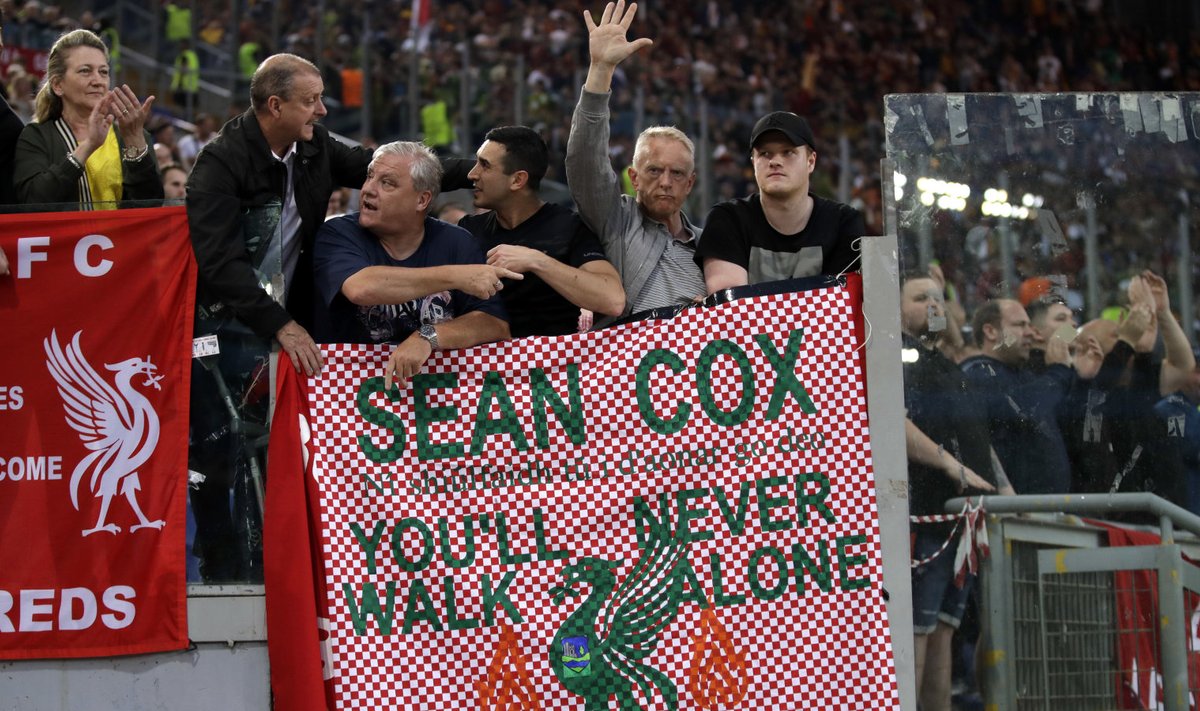 Sean Coxi nimi pole Liverpooli fännidel meelest läinud ning teda toetavad plakatid on leidnud koha igal mängul