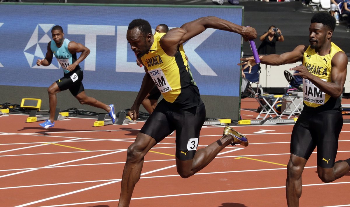 Michael Campbell Londoni MM-il Usain Boltile teatepulka üle andmas.