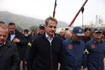 Kreeka peaminister Kyriakos Mitsotakis sõnas, et kreeklased on täna mõtetes hukkunute lähedastega. "Meie kohus on haavatuid ravida ja kõik surnukehad tuvastada," sõnas Mitsotakis.