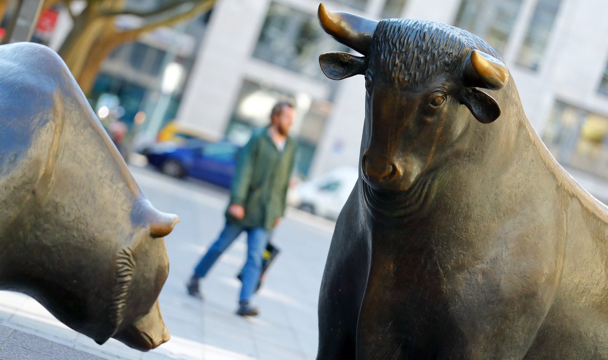 Pull Frankfurdi börsi ees sümboliseerib tõusvat ja karu langevat turgu.