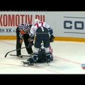 ВИДЕО: Хоккеист КХЛ попал под силовой прием одноклубника