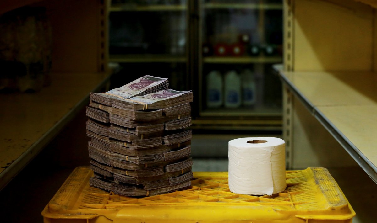Augustis tuli Venezuela pealinnas Caracases minimarketis ühe WC-paberi rulli eest välja laduda terve virn bolivari rahapakke – 2,6 miljonit bolivari ehk turukursi järgi 40 USA senti