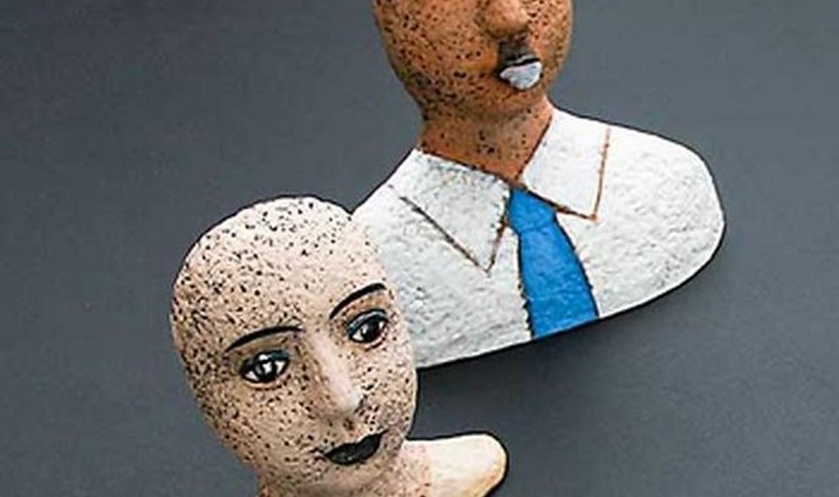 Skulptuur keraamikas: Viive Väljaots, “Rääkivad pead”, 2009.