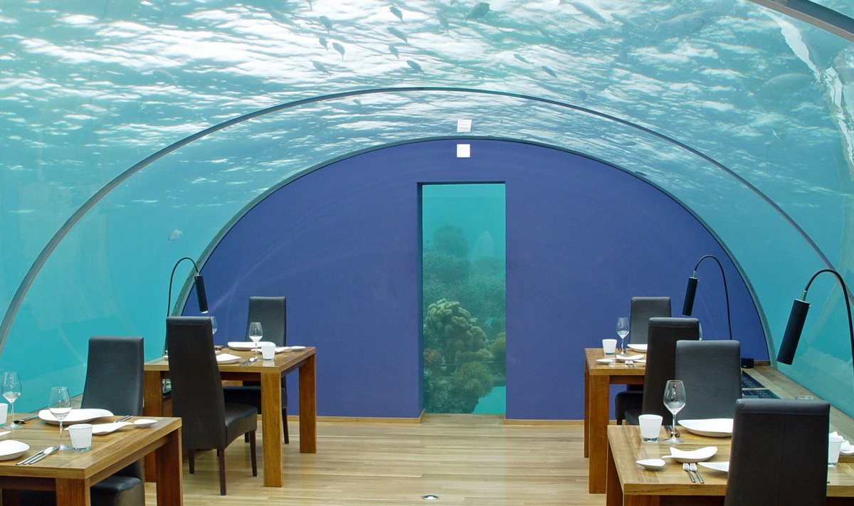 Ithaa restoran paikneb Maldiivide saarestikus 5 m sügavusel vees korallrahude naabruses. 