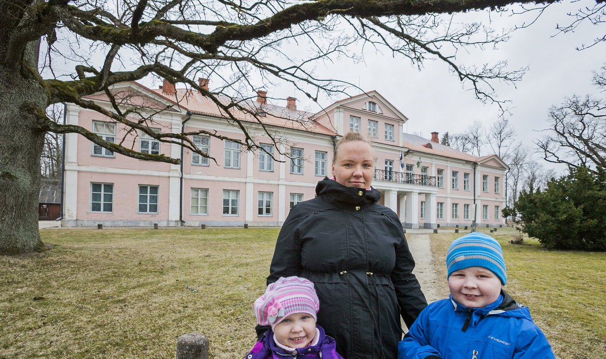 Järvamaa Kabala kooli eest  võidelnud Maris Huopolaineni lootused täitusid. Tema lapsed  Mareli (5) ning Marek (6)  saavad ses kaunis ja õdusas mõisakoolis õppida. 