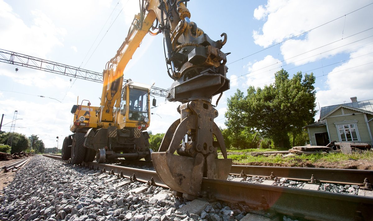 Analüüsi järgi tuleks raudtee ehituseks vajalikud masinad käima panna hulga varem.