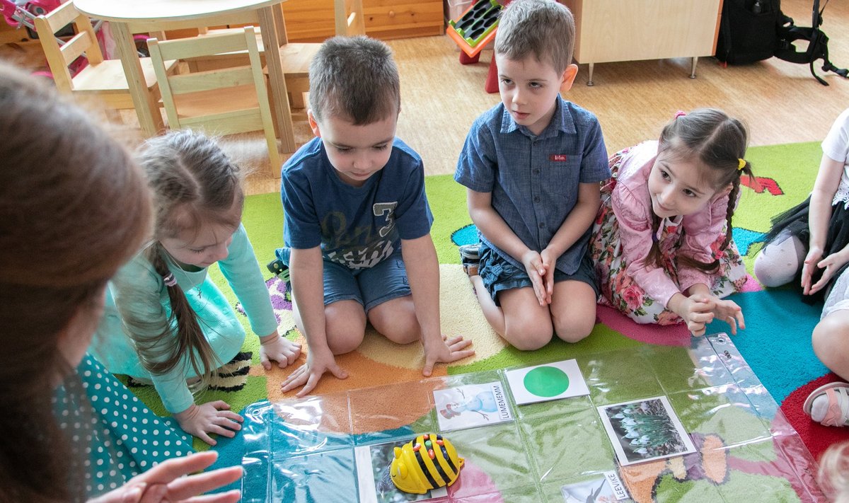 Lastele on eesti keele õpe tehtud põnevaks robot-mesilastega, kasutusel on ka iPadid.
