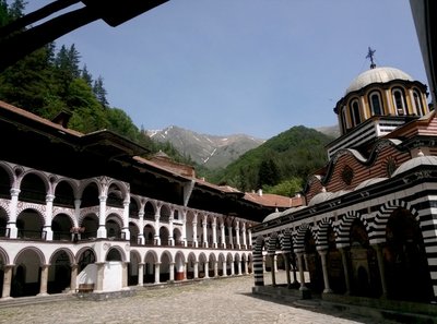 Rila kaunis klooster imeliste mägede taustal.
