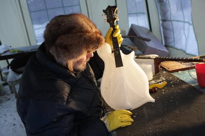 Jääkunstnik Tim Linhart valmistab ICEstrumendid karmis pakases.