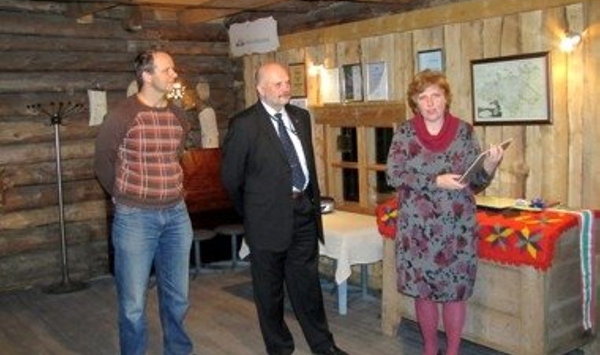 Anneli Kana, Enn-Toivo Annuk (keskel) ja Peeter Leidmaa andsid suurematele toetajatele üle tänukirjad.