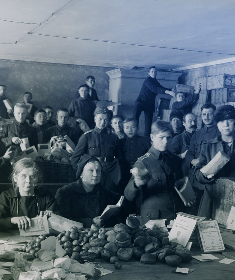 Abiorganisatsiooni Ühistöö vabatahtlikud 1919. aasta detsembris sõduritele jõuludeks kingipakke komplekteerimas.