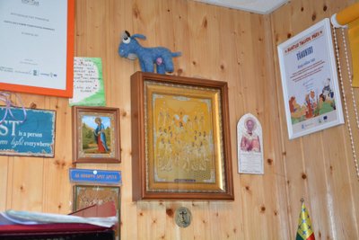 Konju kitsefarmi kontori seinal ripub ikoon.