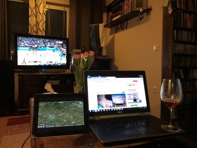 Foto kirjeldus: "iPadis WRC+ live, arvutis Delfi blogi, telekas Žalgiris vs Fenerbache Euroliiga koss, jahutuseks enda pruulitud õlut. Selline reede :)"
