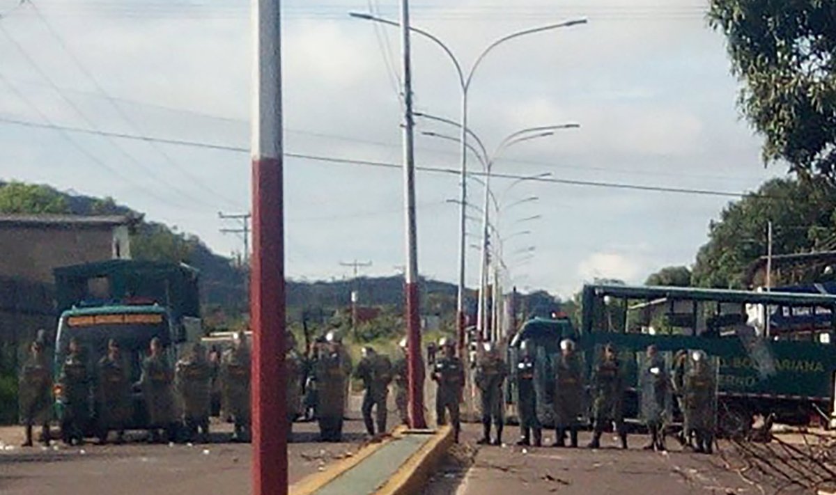 Sõjaväelased blokeerivad Puerto Ayacuchose vangla juurdepääsu