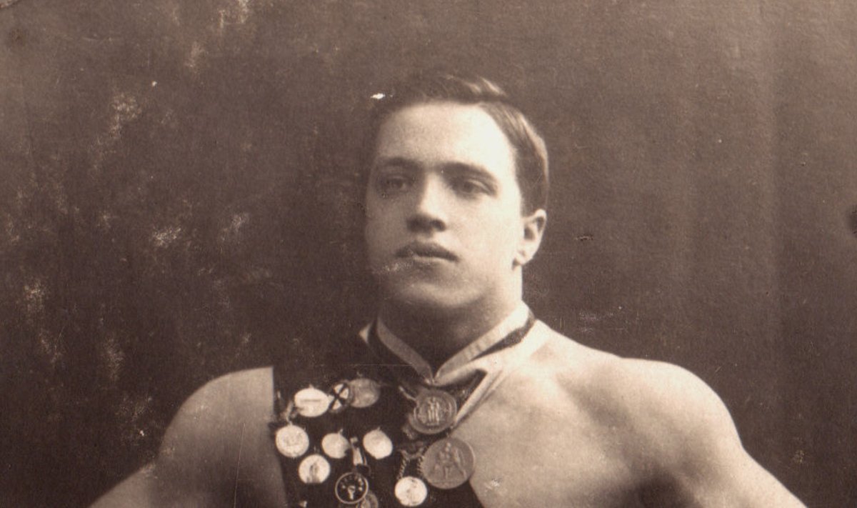 Alfred Neuland medalite ja aumärkidega enne olümpiat