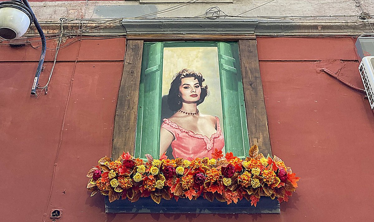 Legendaarne Sophia Loren troonimas värvika Quartieri Spagnoli seinal.