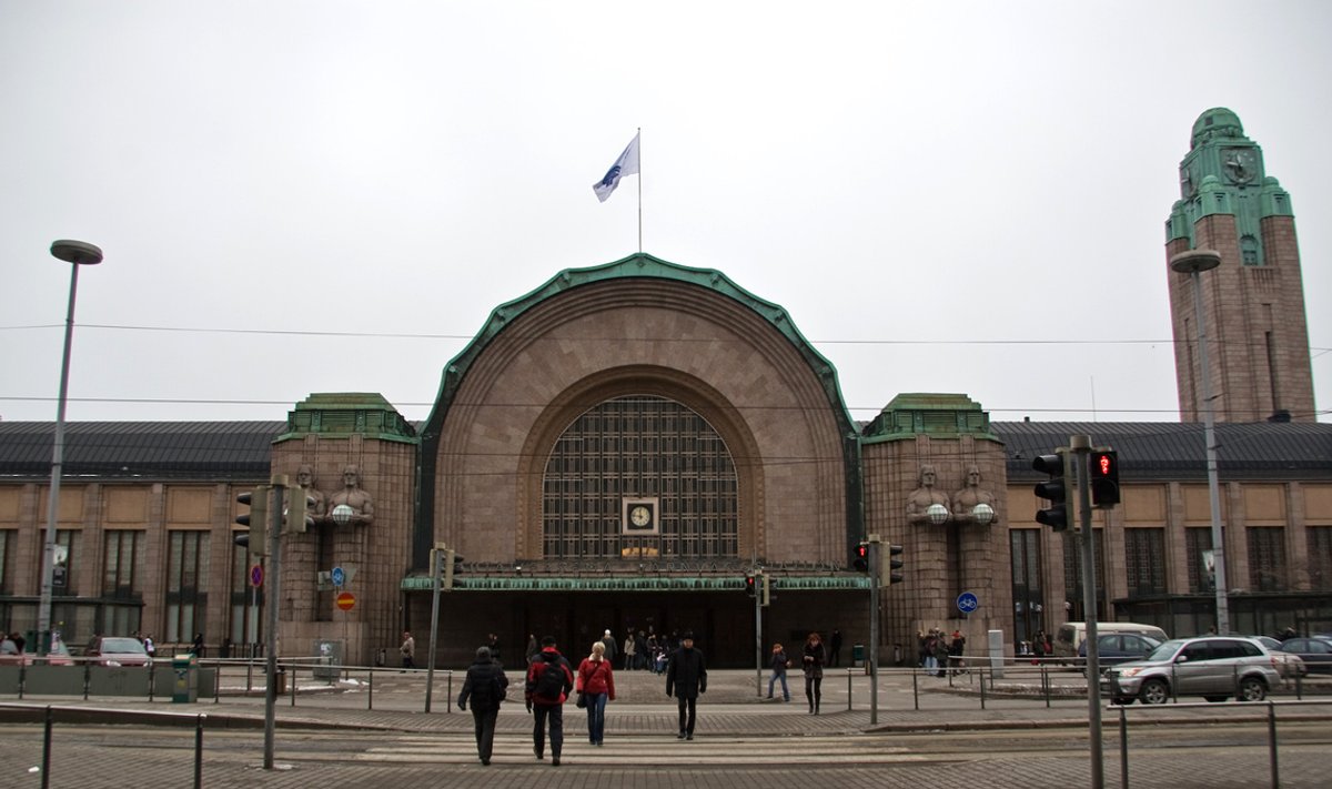 Helsingi keskraudteejaam, mille naabruses asub eestlaste osalusel renoveeritav hoone, kuulub samuti Eliel Saarineni tähtteoste hulka.