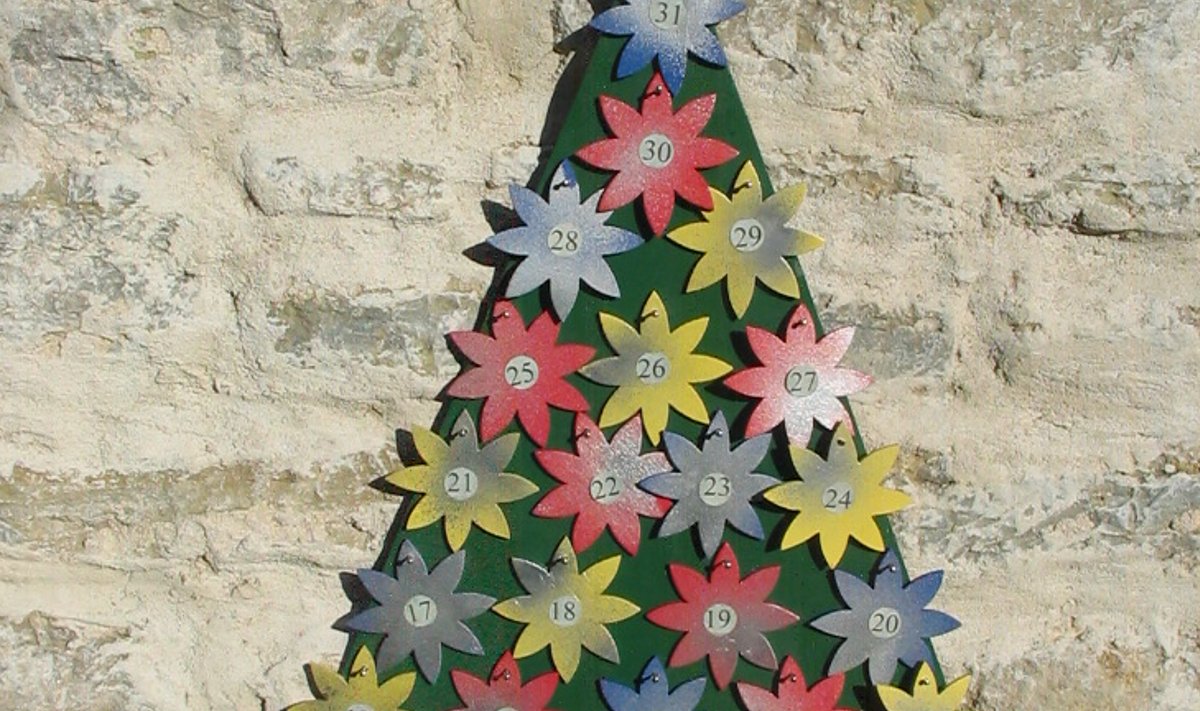 Tähekestega kujundatud jõulukalender.
