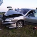ФОТО: 18-летний водитель нарушил правила – машина с четырьмя пассажирами вылетела с дороги