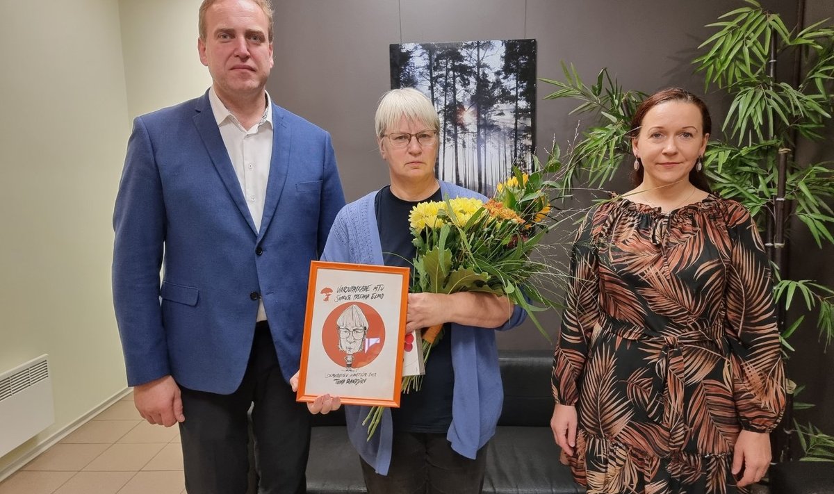 Preemia üleandmine: Võru linnapea Anti Allas, Tiina Randjärv ja Varjupaikade MTÜ juhatuse liige Merike Torm
