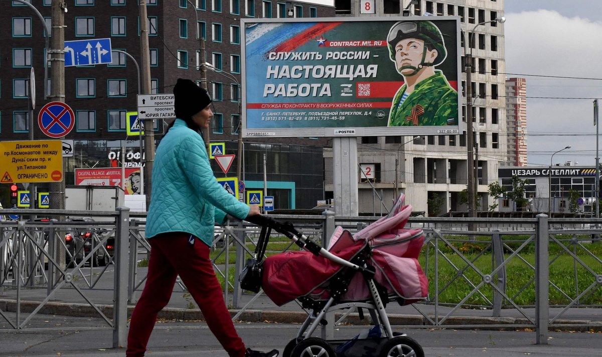 Peterburi tänaval asuv plakat, mis kutsub üles teenistusse astuma.