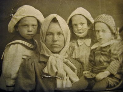 Marta Kivi koos ema ja vendadega sada aastat tagasi.