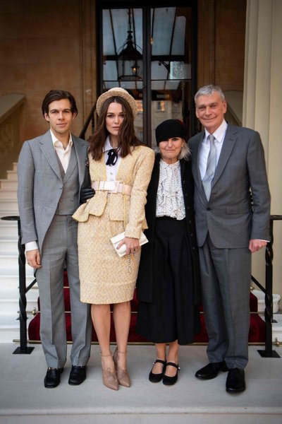 Keira Knightley abikaasa ja vanematega