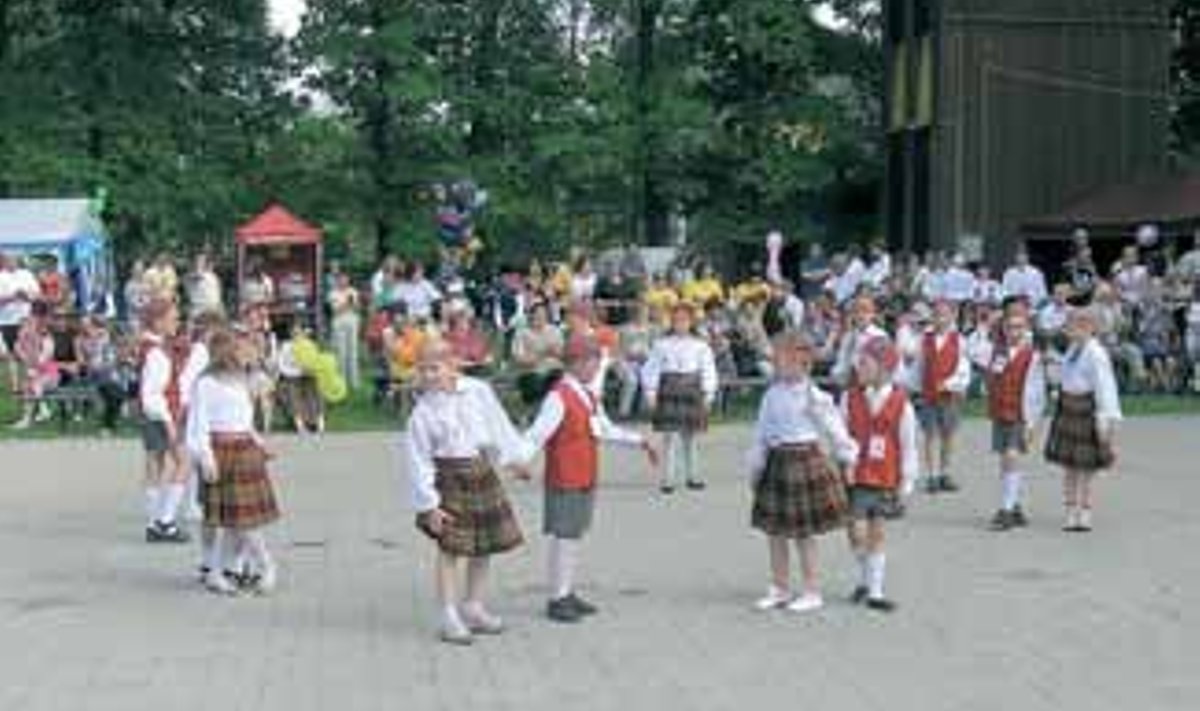 Räpina ÜG 1. klassi tantsurühm Evi Tamme juhendamisel (Fotod: Aivo Parmson)