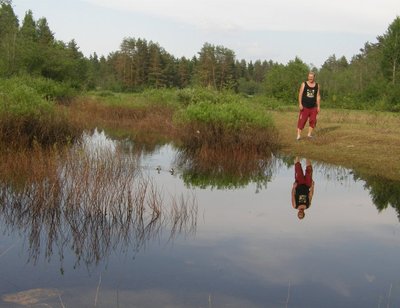 Sündmuspaik Märjamaa lähistel. Lombi kaldal seisab Hans Nootre, vees on näha linnupojad.