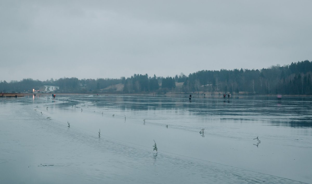 Viljandi järve jää sai vihmadega kõvasti kannatada