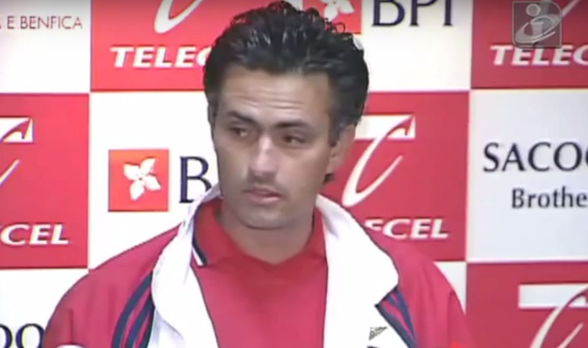 Noor Jose Mourinho Benfica treenerina pressikonverentsi andmas.
