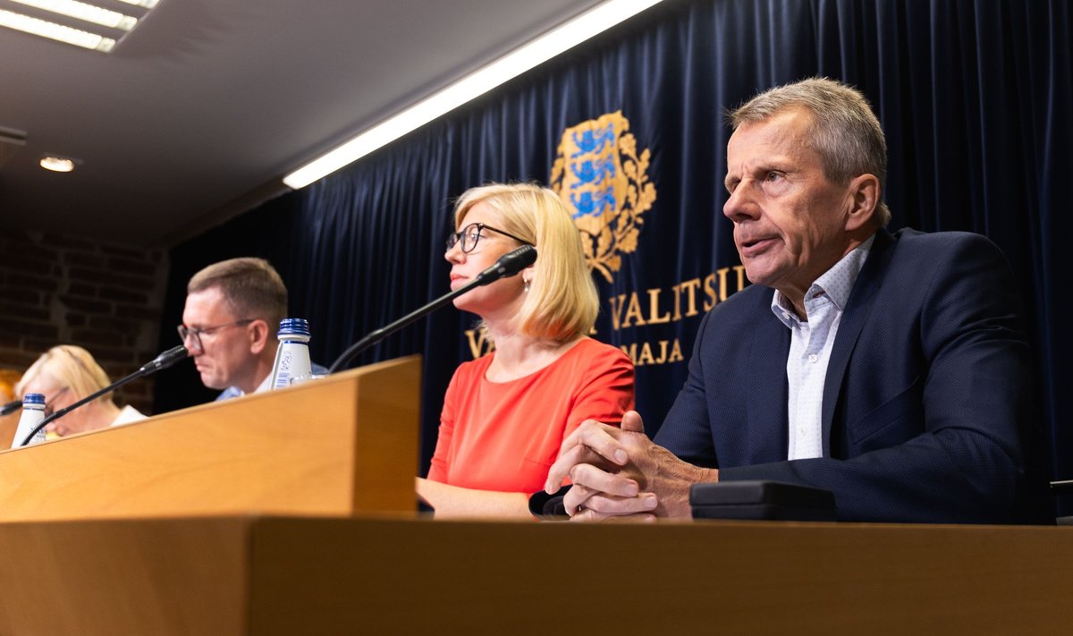 Vabariigi valitsuse pressikonverents, paremal rahandusminister Jürgen Ligi.