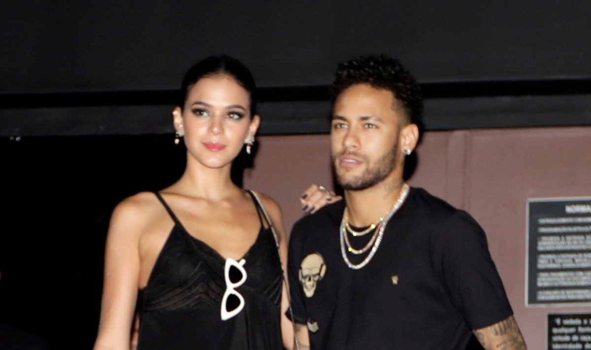 Bruna Marquezine ja Neymar ööklubis.