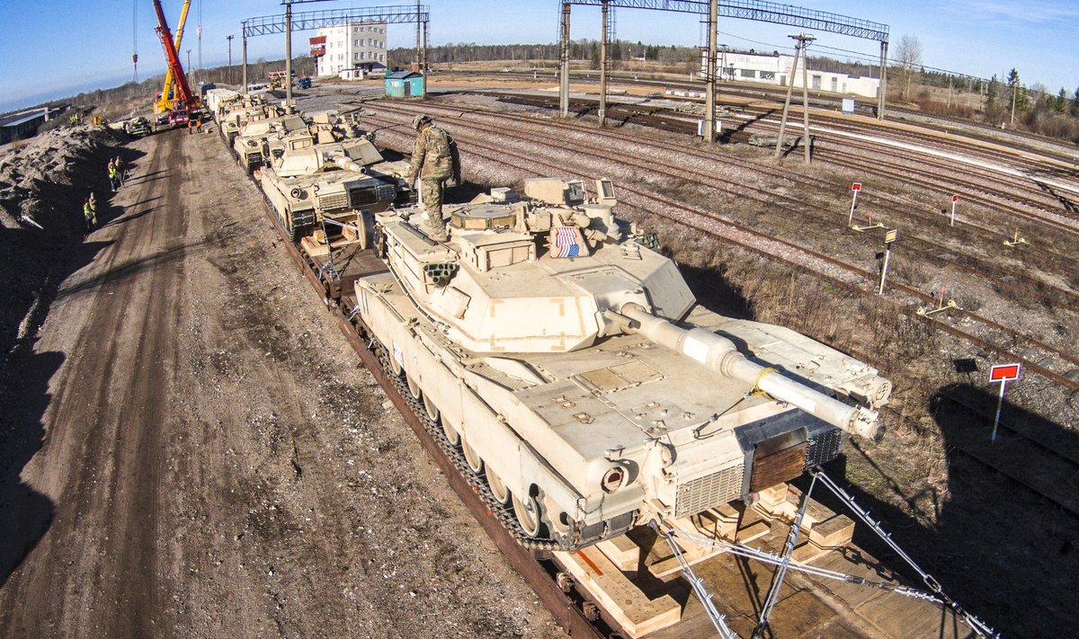USA tankid Tapal raudteeplatvormidel