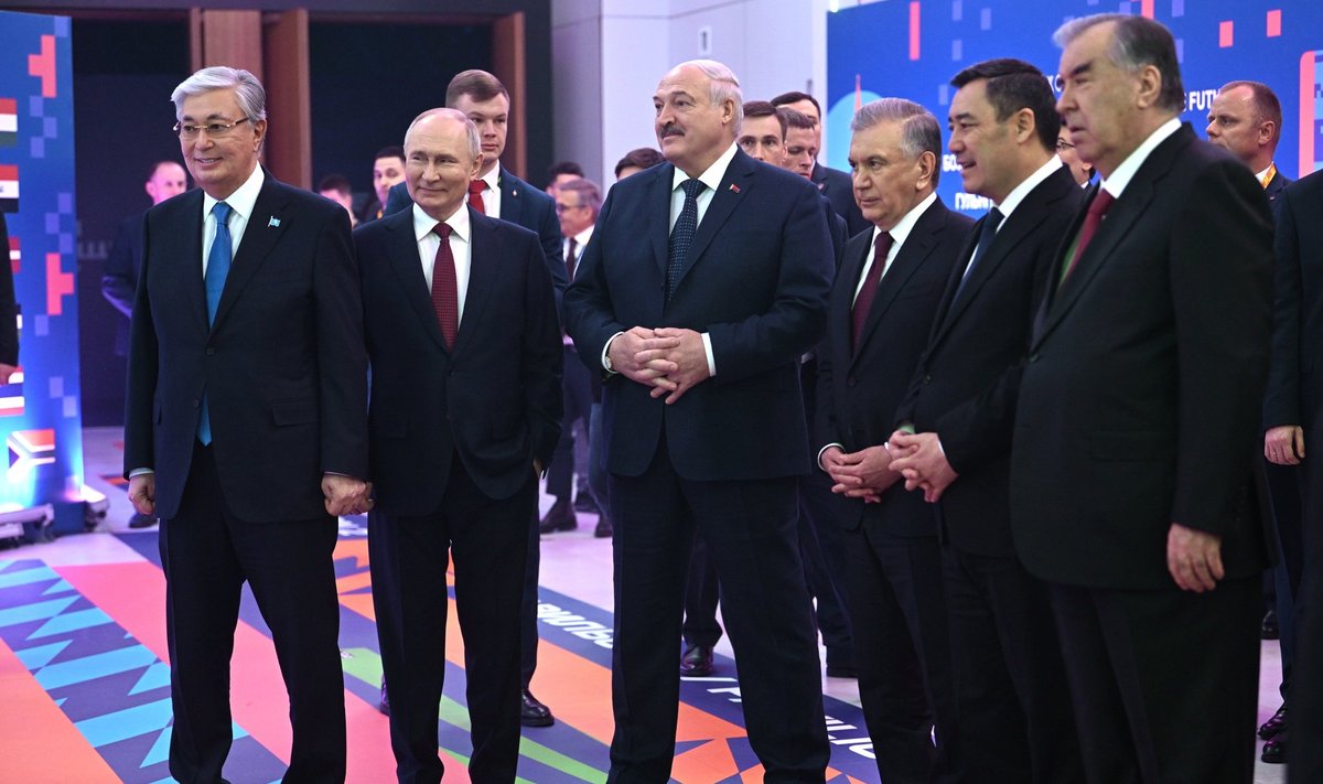Vladimir Putin koos käsilastega Tulevikumängude avamisel.