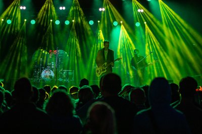 Taukari bändi kontserdi ajal oli rahvast lava ees nagu murdu