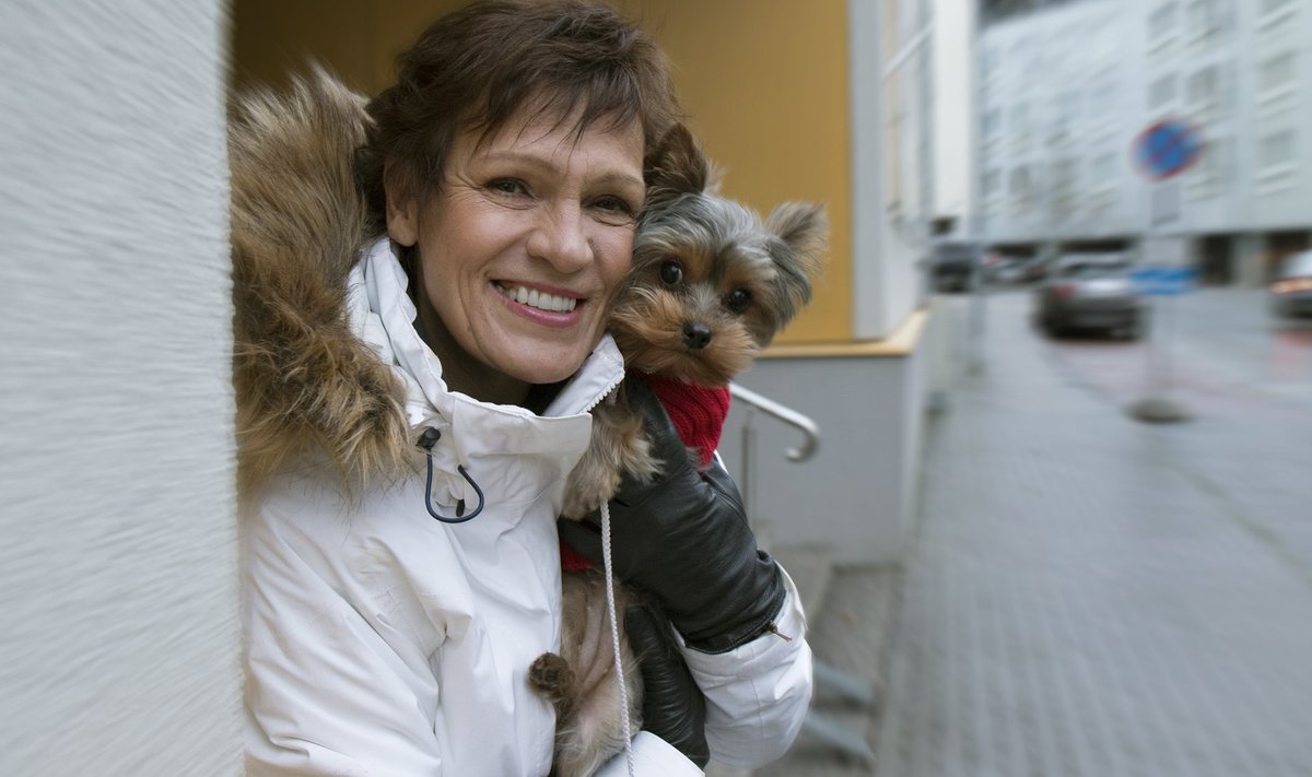 Erika Salumäe ja tema sülekoer Elsie leiavad, et Hispaanias on väga vahva see, et armastatakse koeri.