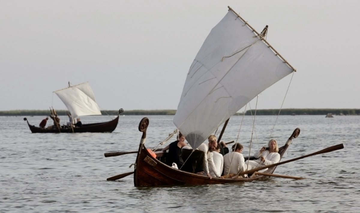 Viikingilaev Neyve teeb viimase uhke kaare, rehvib purje ning vaprad mehed kahlavad maale. Nii pikk mitme viikingi- laevaga meresõit võeti Eestis ette  esmakordselt.