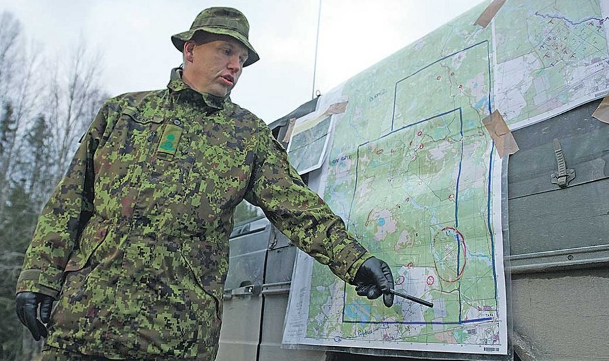 Kalevi jalaväepataljoni ülem Hannes Alesmaa näitas eile polügooni kaardilt, et kadunud ajateenijat Jaan Pikhofi otsiti  Tapa lähedaselt maa-alalt, mille suurus oli umbkaudu 180 kilomeetrit.