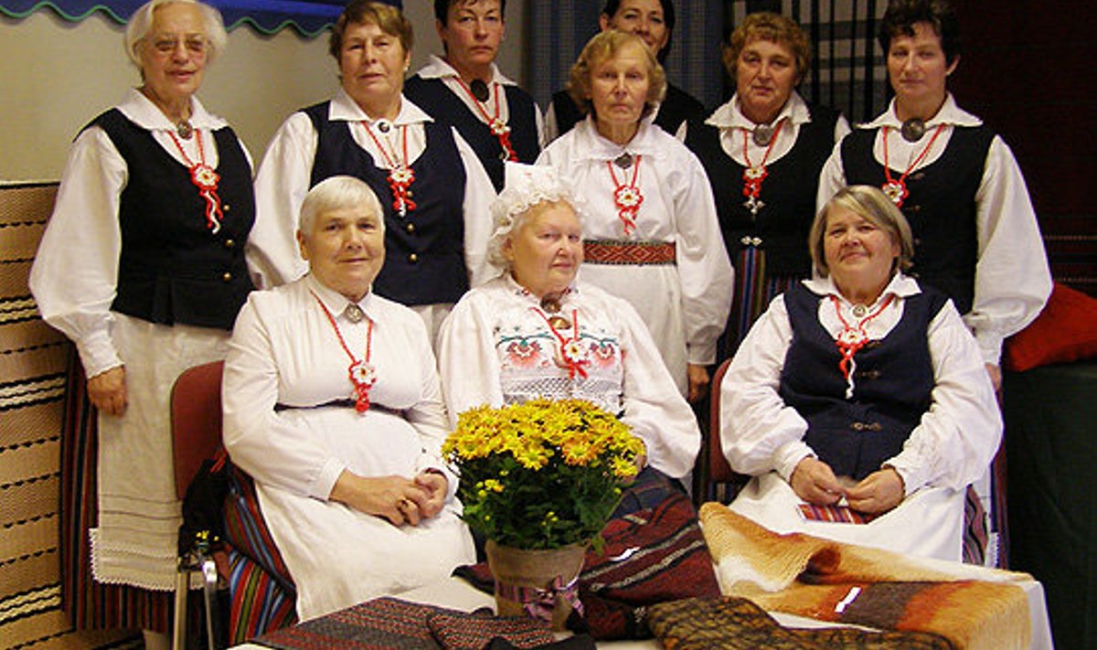 Käsitööringi naised näituse avamisel. Foto: Anu Mikkor