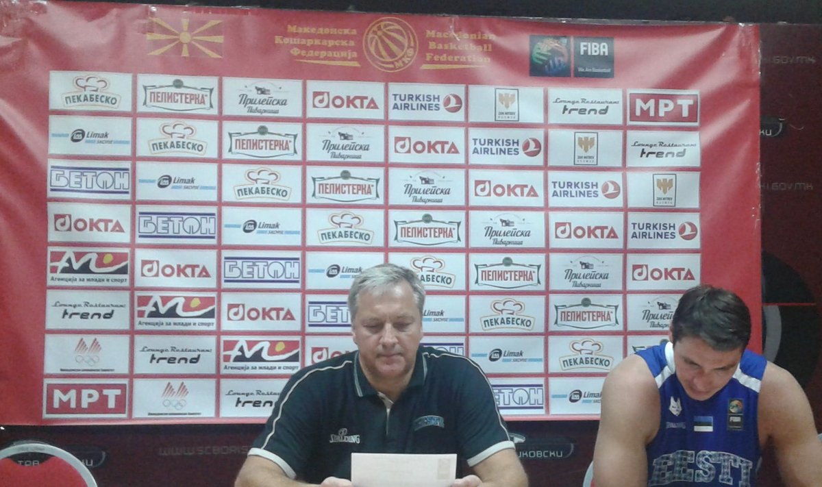 Tiit Sokk ja Kristjan Kangur Makedoonias pressikonverentsil
