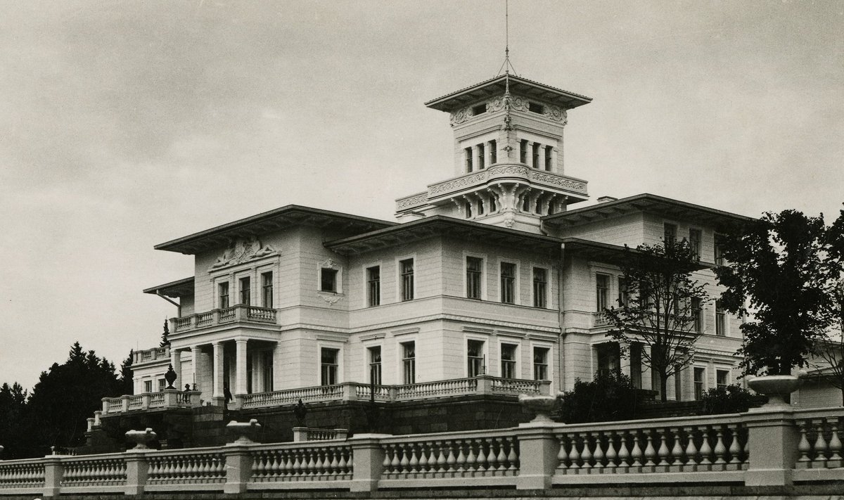 Koolmari tähtsaim projekt oli presidendi suveresidents, 1936. a valminud Oru lossi ümberehitus. 