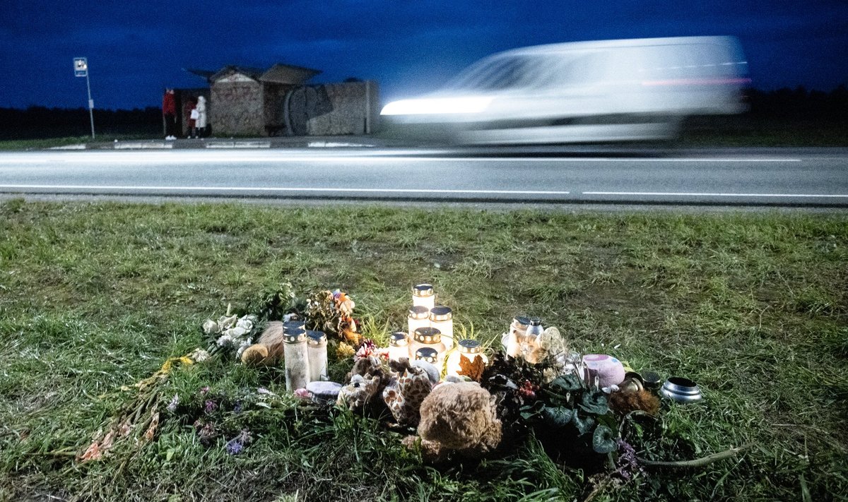 Septembris hukkus Lehola bussipeatuses kaheksa-aastane poiss. Peatusest üle tee põlevad siiani mälestusküünlad.