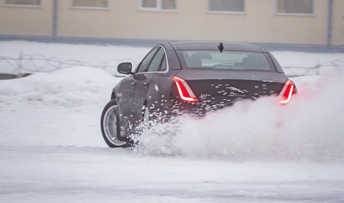 HARJUTAB: Kalle Grünthal tahab parklas kokku saades kõigile muljet avaldada, nii et on asunud juba varakult lume sees sõõrikute tegemist läbi proovima.